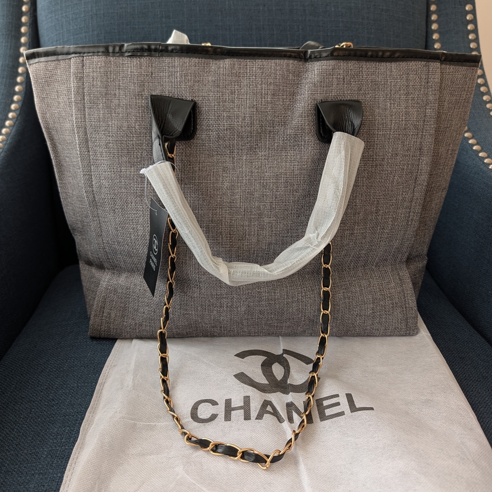 GWP/VIP Chanel Gray and Black Tote Bag - Picture 2 of 4